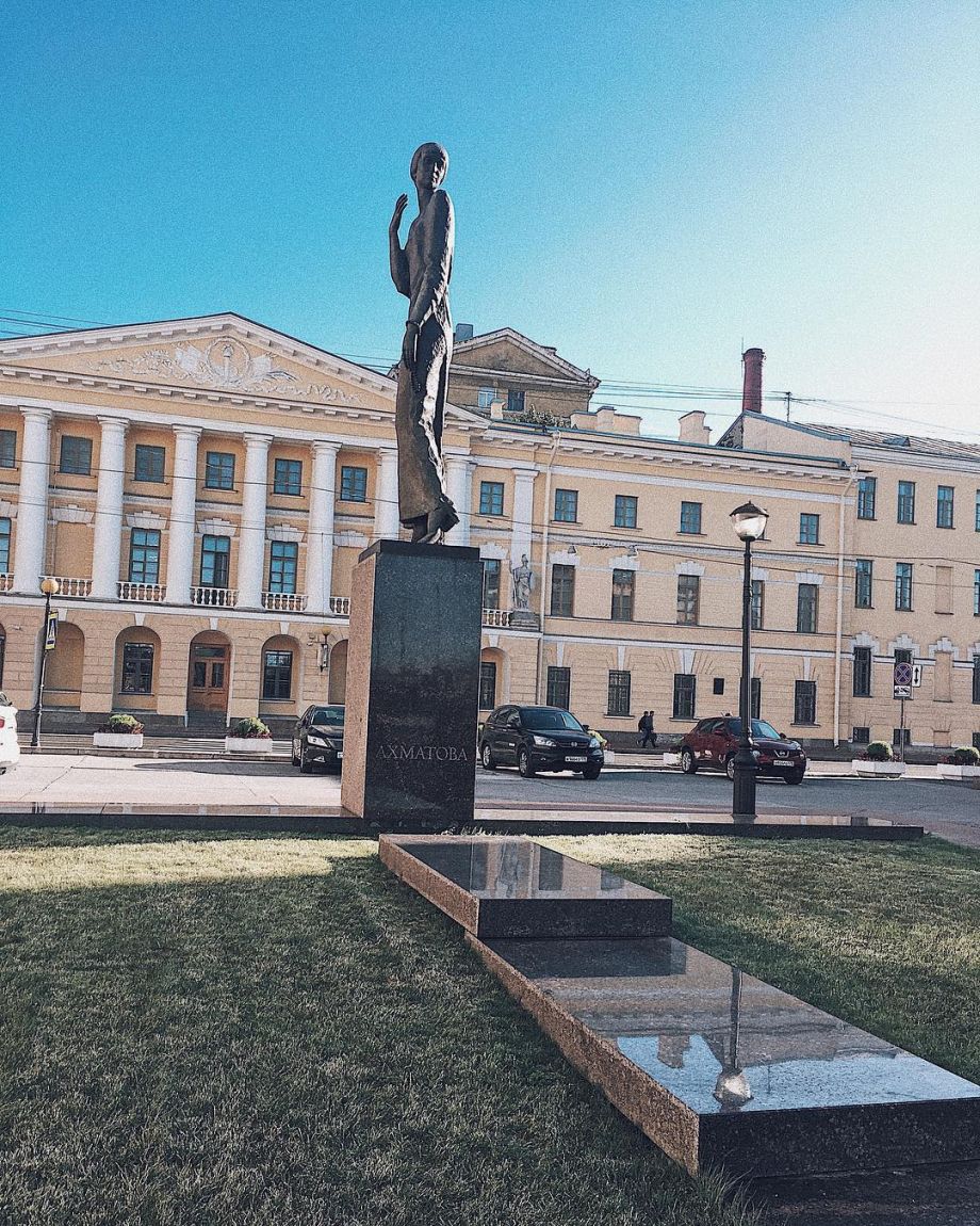 памятник ахматовой у крестов санкт петербург